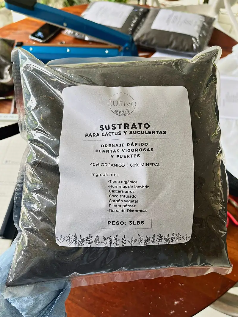 Bolsa de sustrato para cactus y suculentas de Cultiva con etiqueta blanca